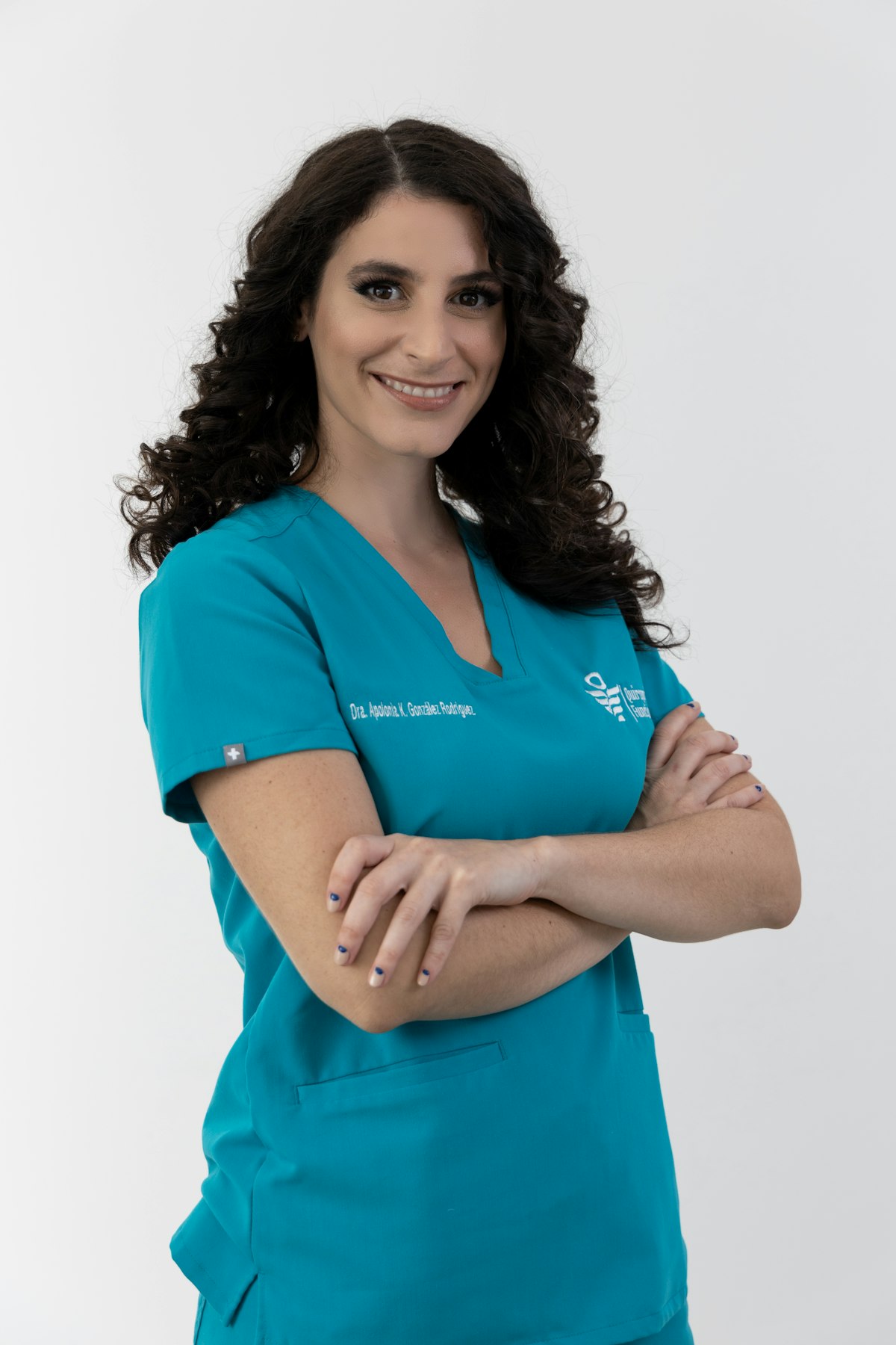 Mujer sonriente en la mediana edad, luz cálida